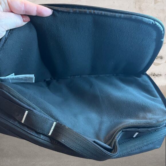 The North Face NWOT Base Camp Voyager Sling in Black - Picture 6 of 7